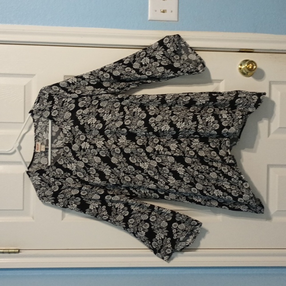 Mossimo Black & White Floral Design and Size is inL